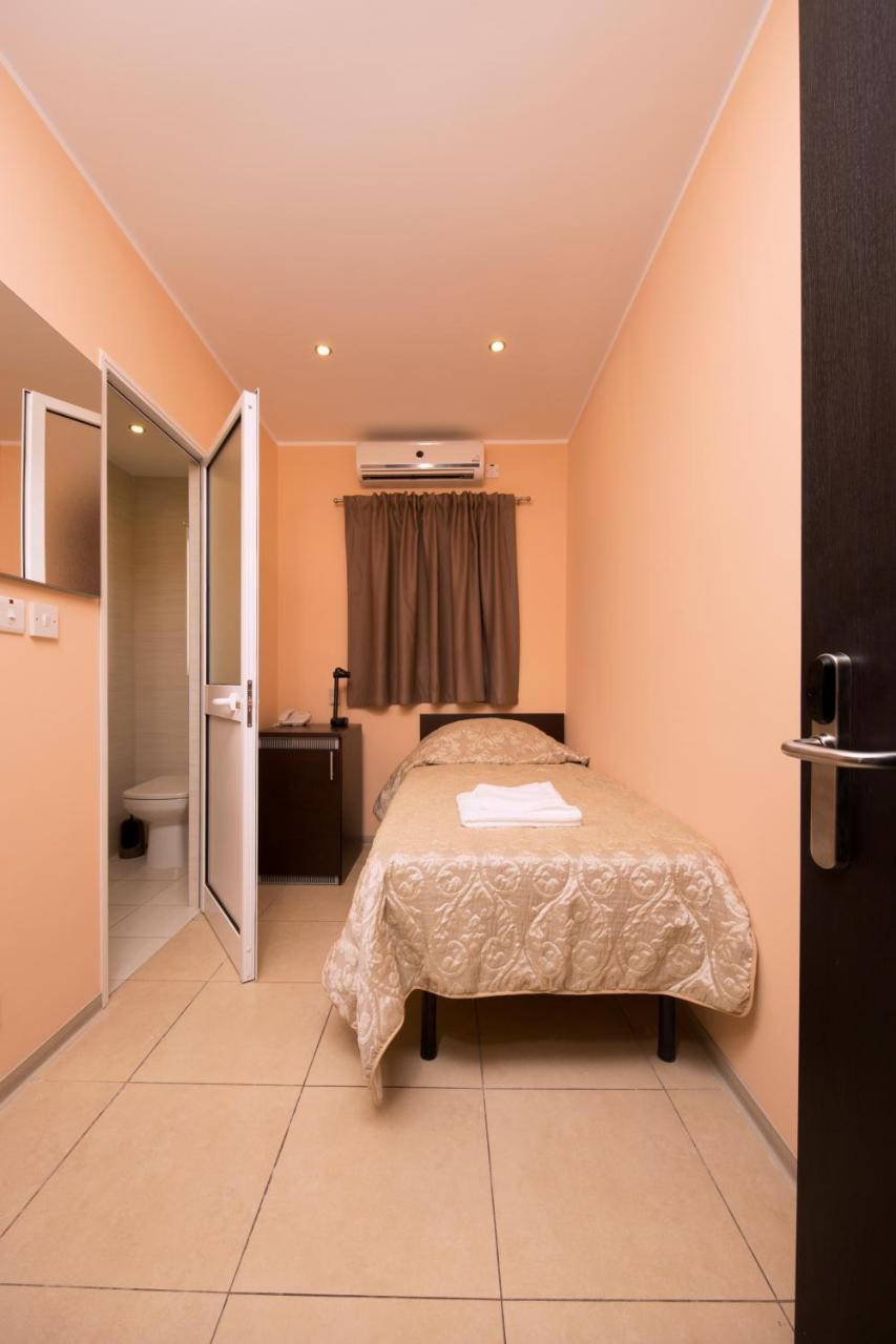 Sogdiana Guest House Сент Джулианс Экстерьер фото