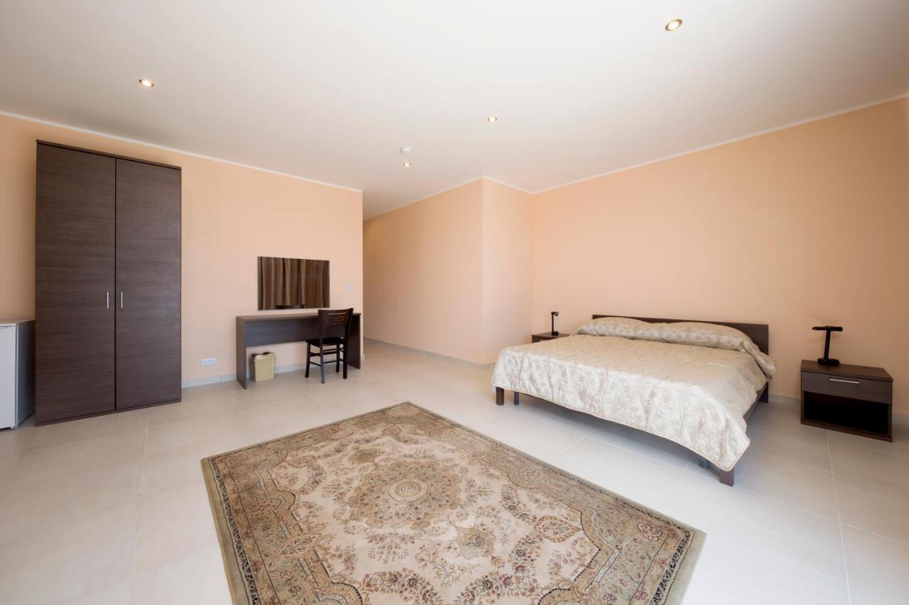Sogdiana Guest House Сент Джулианс Экстерьер фото