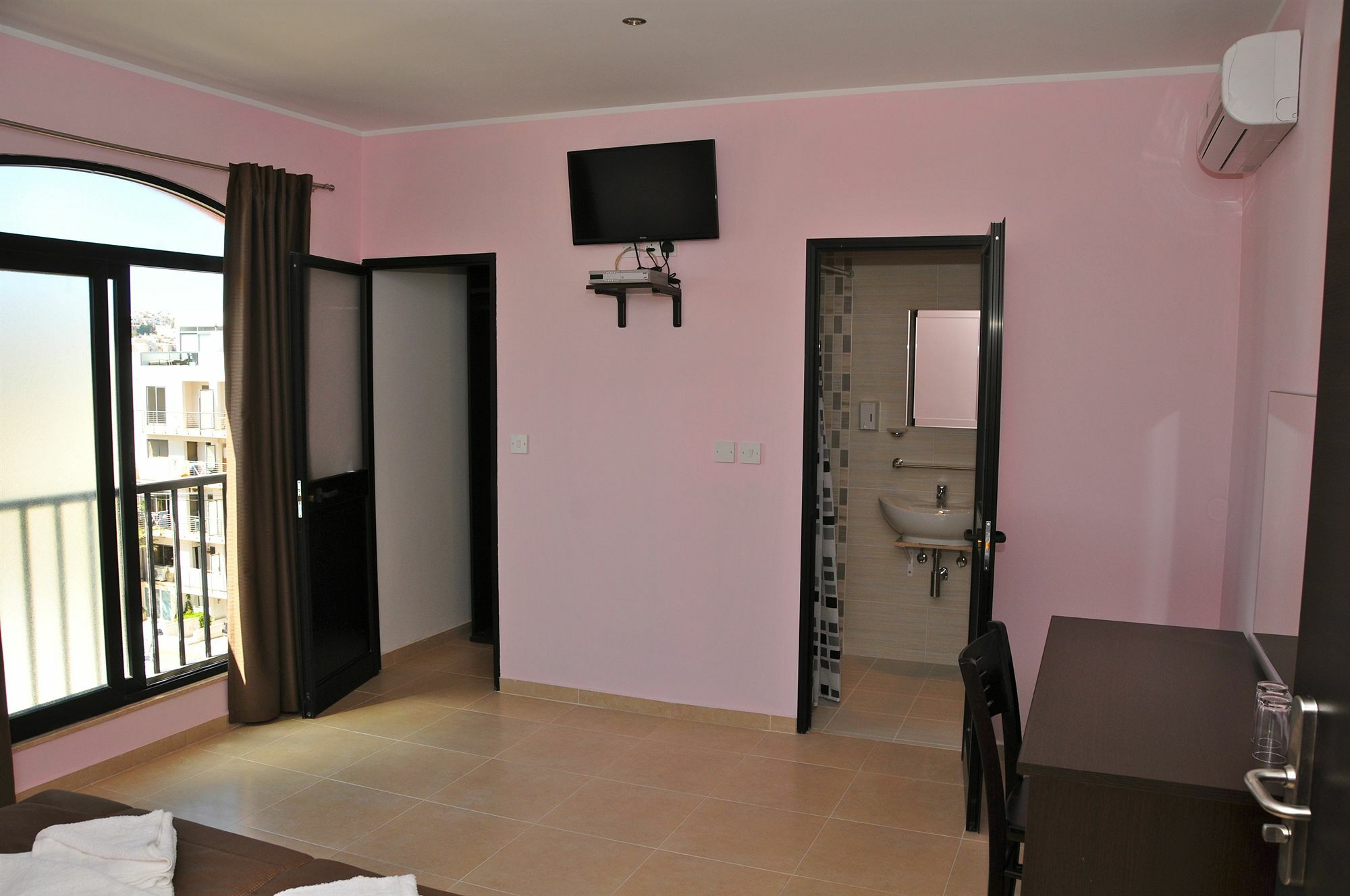 Sogdiana Guest House Сент Джулианс Экстерьер фото